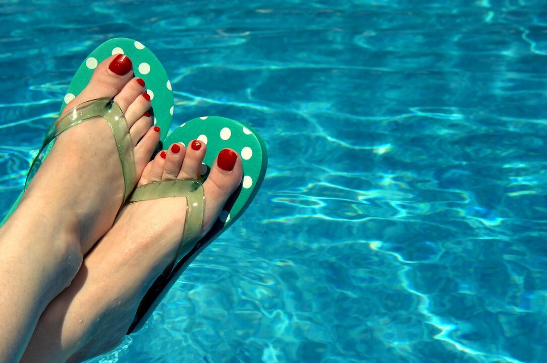 Φοράτε παπούτσια στην πισίνα για να αποτρέψετε τους μύκητες