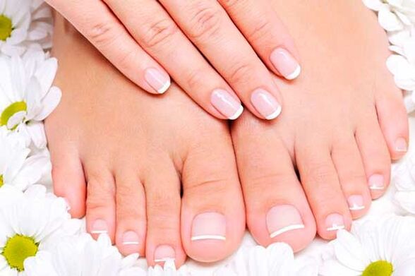 Υγιή νύχια ποδιών μετά από μυκητιασική θεραπεία