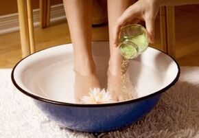 Για άτομα με μύκητες των νυχιών των ποδιών, είναι χρήσιμο να κάνουν μπάνιο με ξύδι και αλάτι. 