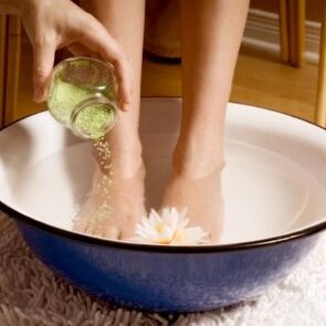 Κατά τη διάρκεια της θεραπείας με μύκητες, πρέπει να πλένετε συχνά τα πόδια σας. 